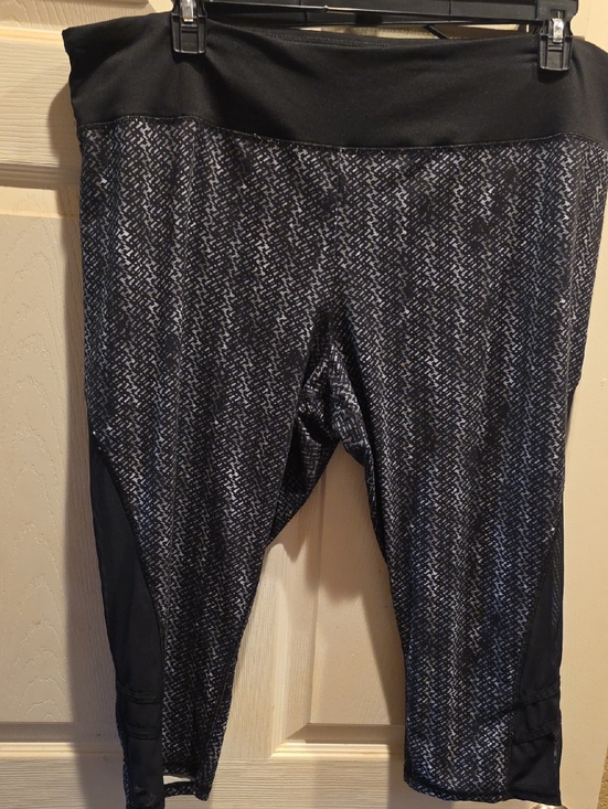 Pants - Black & Gray Patterned Active Capri Leggings